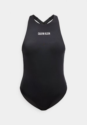 Černé jednocípé plavky s vysokým límcem, překříženými ramínky na zádech a bílým logem „CALVIN KLEIN“ na hrudi.