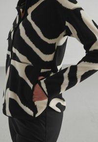 Next REGULAR FIT czarny