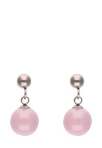 Růžové skleněné kuličkové náušnice s leštěným povrchem, které mají kovové doplňky ve stříbrném tónu a kulatou špičku.