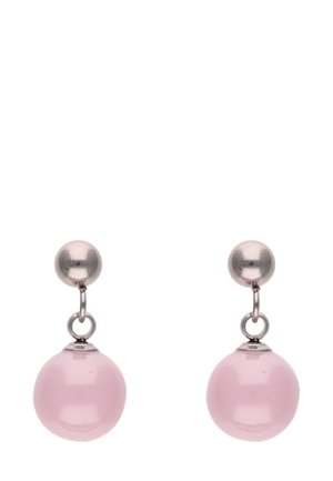 Rózsaszín üvegből készült fülbevalók fényes felülettel, ezüstszínű fém kiegészítőkkel és kerek stúdióval a tetején.