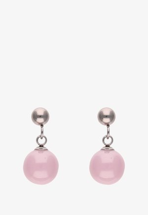 Rózsaszín üvegből készült fülbevalók fényes felülettel, ezüstszínű fém kiegészítőkkel és kerek stúdióval a tetején.