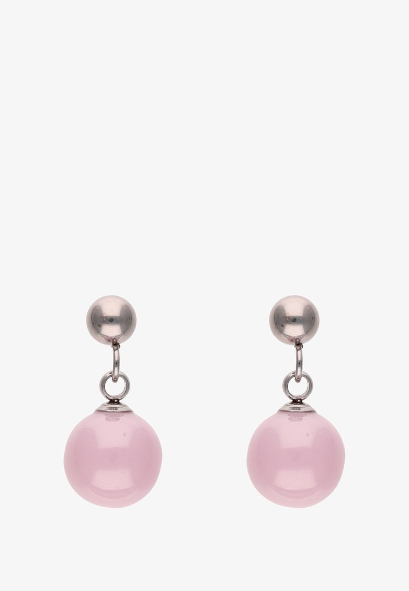 Růžové skleněné kuličkové náušnice s leštěným povrchem, které mají kovové doplňky ve stříbrném tónu a kulatou špičku.