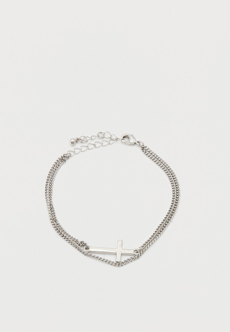 Ασημένιο βραχιόλι αλυσίδα με οριζόντιο σταυρό ως μενταγιόν και ρυθμιζόμενο κούμπωμα σε λευκό φόντο.