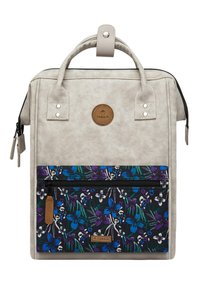 Grijze faux leren rugzak met zwart bloemmotief op de voorklep; dubbele handvatten, ritsafsluiting en een leren label met merk. Meet ongeveer 40 cm hoog.