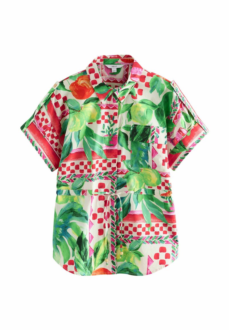 Camisa de manga corta abotonada en blanco con un estampado floral y geométrico audaz y colorido que incluye verdes, rojos y rosas. Tela texturizada.