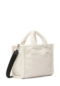 Borsa in pelliccia bianca dalla forma rettangolare, con due manici corti e una tracolla nera removibile. Texture morbida e design minimalista.