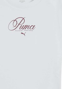 Hvid bomulds-T-shirt med et maroon, stiliseret "Puma" logo og teksten "Forever Fearless" med en lille, sort puma silhuet.