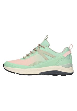 Lysegrøn og pink atletiksko med beige snørebånd, trækkakker på tunge og hæl samt en tyk hvide sål med sorte pletter og mønster.