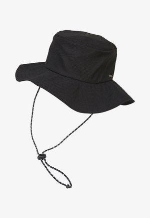 Zwarte brede zonneklep met gestructureerde stof en verstelbaar kinkoord met sluiting voor een veilige pasvorm.