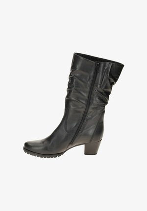 Bota de cuero negro hasta la rodilla con un diseño fruncido, cremallera lateral y un tacón cuadrado moderado con una suela texturizada.