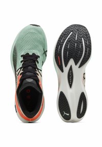 Zapatillas deportivas verde menta con acentos negros, parte superior de malla transpirable y suela de goma texturizada con un dibujo de patrón y etiqueta "PWRGRIP".