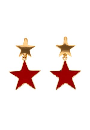 Arany csillag fülbevalók, amelyekhez nagyobb, arany körvonalú piros csillagok lógnak, párosával tervezve.