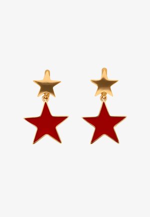 Ohrstecker mit goldenen Sternen, an denen größere rote Sterne mit goldener Umrandung hängen, gestaltet als passende Paare.