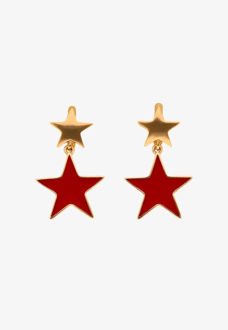 Gouden oorstekers in stervorm met grotere, roodgekleurde sterren die in goud zijn omlijst en als bijpassende paren zijn ontworpen.