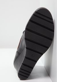 Anna Field Tronchetti - black
