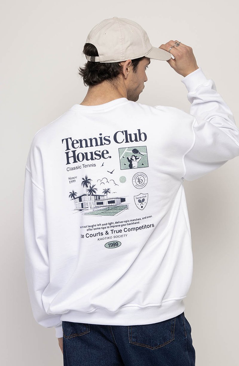 O sweatshirts branco apresenta um gráfico "Tennis Club House" com palmeiras e ilustrações de jogadores, punhos canelados e um corte descontraído.