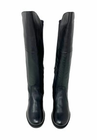 Stivali in pelle nera al ginocchio con texture liscia, suole piatte e cerniere laterali per una facile vestibilità. Presentano dettagli di cucitura minimi.