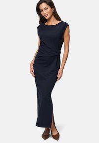 Navyblaues Maxikleid mit rundem Ausschnitt, kurzen Ärmeln, gedrehtem Detail an der Taille und seitlichen Schlitzen, aus einem glatten, dehnbaren Stoff gefertigt.