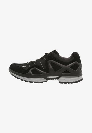 Schwarzer Sportschuh aus Mesh und synthetischen Materialien. Verfügt über ein strukturiertes Obermaterial, eine geformte Ferse und graue Sohlenakzente mit Schnürsystem.