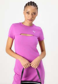 Puma WARDROBE MIDI CUT OUT DRESS - Džersio suknelė - wild berry