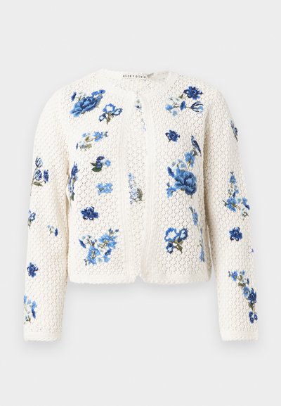 Vit virkad kofta med blå blomsterbroderi och långa ärmar, knappstängning framtill och rund halsringning.