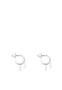 Pendientes de aro de plata con un diseño suave y curvado, que presentan perlas colgantes y un sólido cierre de tuerca. Apariencia minimalista y elegante.