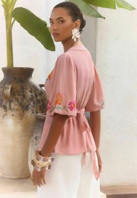 Love & Roses PETITE FIT - SHORT SLEEVE EMBROIDERED TEA - Blus - pink