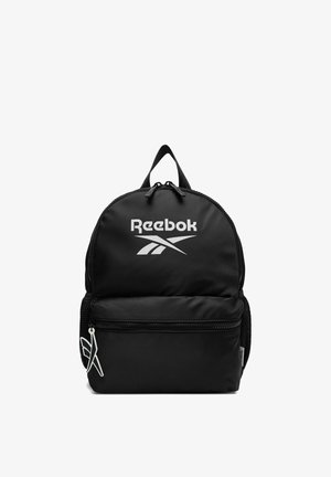 Mochila negra de Reebok con un gran bolsillo frontal con cremallera, asa superior, bolsillos laterales de malla y el logo blanco de Reebok en la parte frontal.