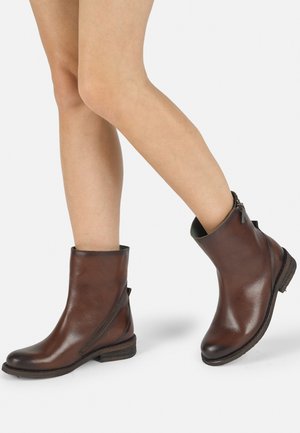 Braune Leder-Ankle-Boots mit strukturiertem Finish, runder Zehenpartie und seitlichem Reißverschluss für ein einfaches An- und Ausziehen. Flache Sohle und minimalistische Details.