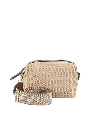 Beige geflochtene Handtasche aus strukturiertem Material mit einem braunen Lederelement und einem abnehmbaren Riemen, der ein geflochtenes Muster in Beige und Braun aufweist.