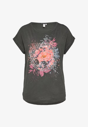 Camiseta de manga corta de color gris oscuro, con un gráfico floral que presenta flores rosas y acentos azules, rodeado de formas geométricas y patrones de salpicaduras.