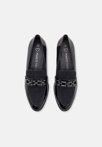 Mocassins en cuir verni noir avec dessus en daim, chaîne métallique décorative, taille 37, marque Marco Tozzi, vus de dessus sur fond blanc.