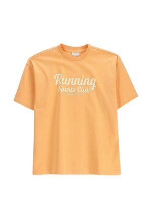 Jasno-pomarańczowa koszulka z krótkim rękawem z napisem "Running Sports Club" i mniejszym tekstem "Trening czyni cię mistrzem" na przedzie.