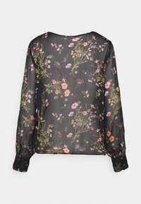 Blouse noire transparente à manches longues, ornée d'un motif floral rose et vert. Encolure ronde et poignets boutonnés. Tissu léger.