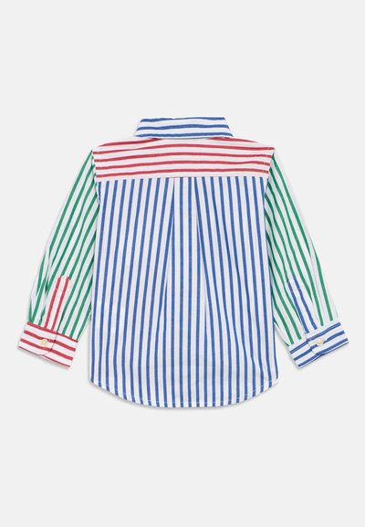 Camisa às riscas com riscas azuis, verdes, vermelhas e brancas. Mangas longas com punhos de botão, colarinho clássico e barra reta.