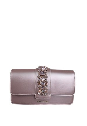 Clutch malva con finitura satinata, decorazione centrale gioiello e logo dorato "MARIACELINE" sulla patta anteriore.