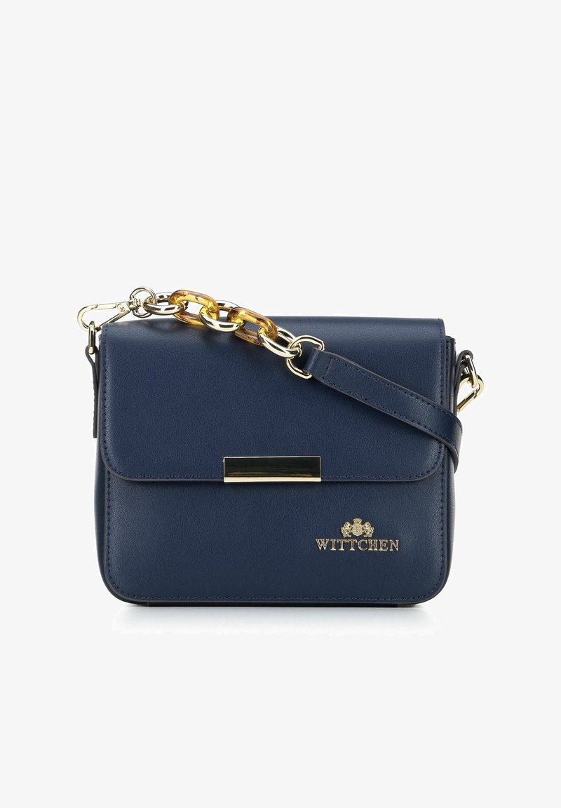 Navy sininen nahkainen olkalaukku, jossa on kultaiset yksityiskohdat, ketjuhäntä ja magneettiläppäkiinnitys; edessä on logo.