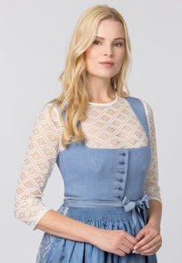Blaues Chambray-Kleid mit Spitzenärmeln, ausgestattet mit einem taillierten Oberteil, Rundhalsausschnitt und dekorativen Knöpfen, ergänzt durch eine Stoffschleife in der Taille.