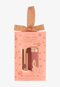 Kit di labbra lucido in una scatola rosa con accenti dorati e un nastro marrone glitterato. Contiene una matita per labbra e un lucidalabbra.