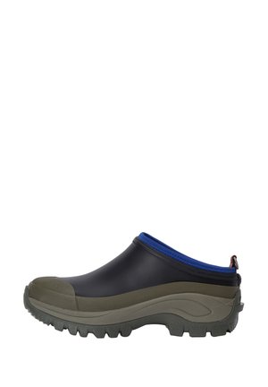 Wkładane czarne i oliwkowe wodoodporne chodaki z solidną podeszwą i niebieskim materiałowym kołnierzem, przeznaczone do użytkowania na zewnątrz.