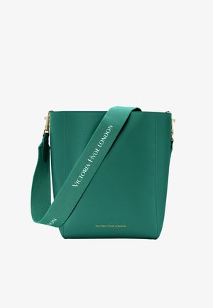 Sac seau en cuir vert avec une large bandoulière réglable imprimée "Victoria Hyde London" en blanc et un logo doré près du centre inférieur.