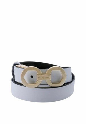 Cintura in pelle grigio chiaro arrotolata con fibbia doppio esagono dorata incisa con "MARC ELLIS" su sfondo bianco.