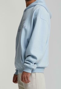 Karl Kani Jersey con capucha - light blue