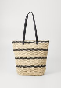Stråveske med svarte lærhåndtak, med et vevd design og vekslende svarte striper. Åpen topp for enkel tilgang.