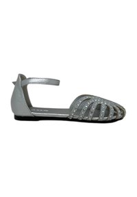 Sandalo piatto argento con cinturino alla caviglia, caratterizzato da un design open-toe, tagli orizzontali e decorato con piccole pietre luminose.
