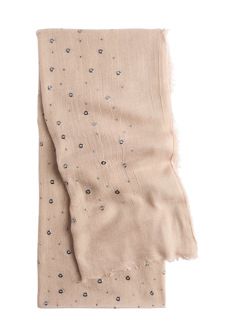 Jasnobeżowy szalik z fakturą ozdobioną małymi okrągłymi elementami oraz frędzlami. Wzór zawiera rozproszone metaliczne akcenty.