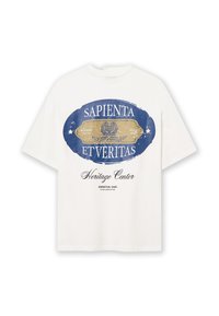 Hvid bomulds-t-shirt med et stort blåt og gyldent grafik med teksten "SAPIENTA ET VERITAS" og "Heritage Center, Kingston, Ohio."