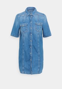 Vestido camison de denim en azul claro, con mangas cortas, cuello tipo camisa, botones en la parte delantera, dos bolsillos en el pecho y un corte holgado con sutiles detalles de costura.