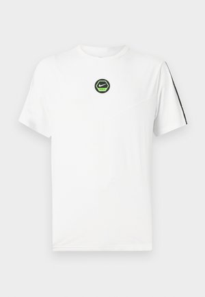 Balta Nike īsroku T-krekls ar zaļu un melnu apaļu logotipu uz krūškurvja un melnu svītru ar tekstu uz labās piedurknes.