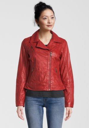 Veste de motard en cuir rouge avec un col cranté, des poches zippées et une coupe courte. Texture lisse avec de subtils détails de couture.